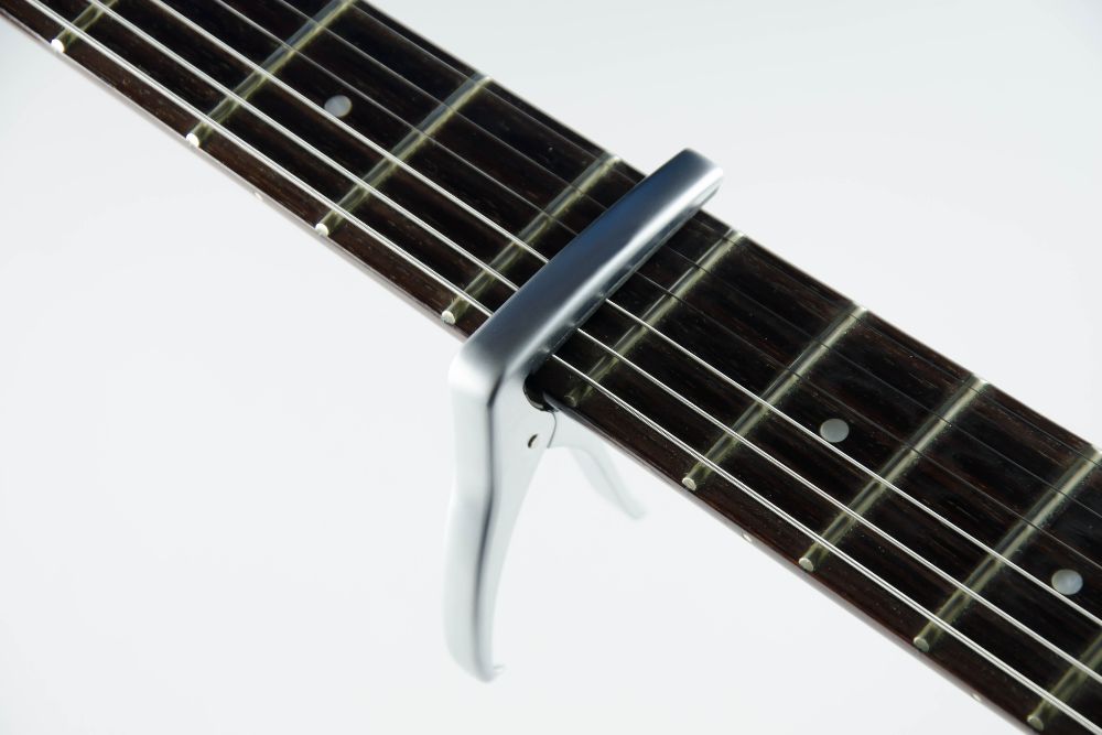 capodastre sur manche de guitare