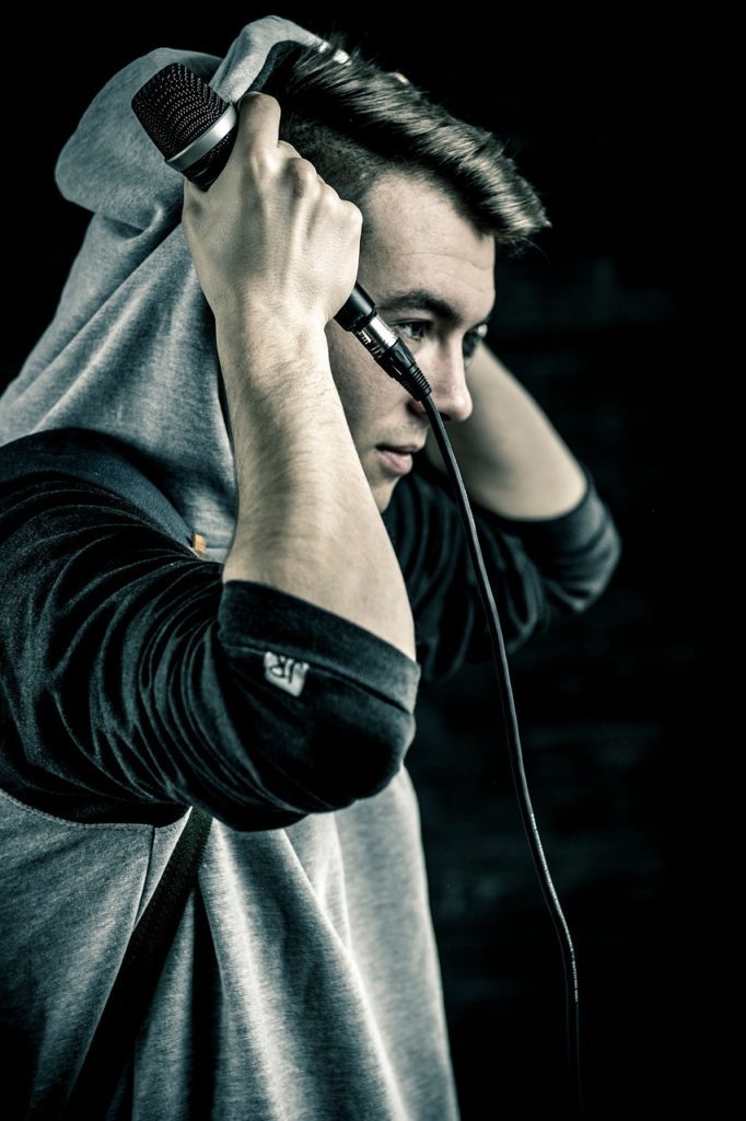 Rappeur à capuche