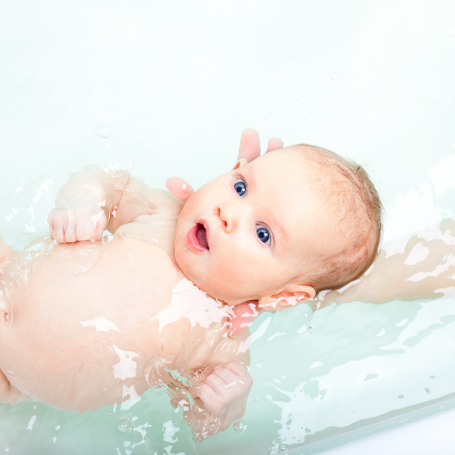 bébé au bain