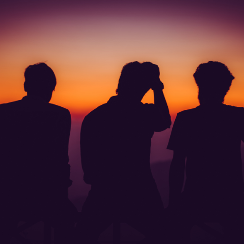 Silhouette des trois hommes derrière La Grenade de Clara Luciani